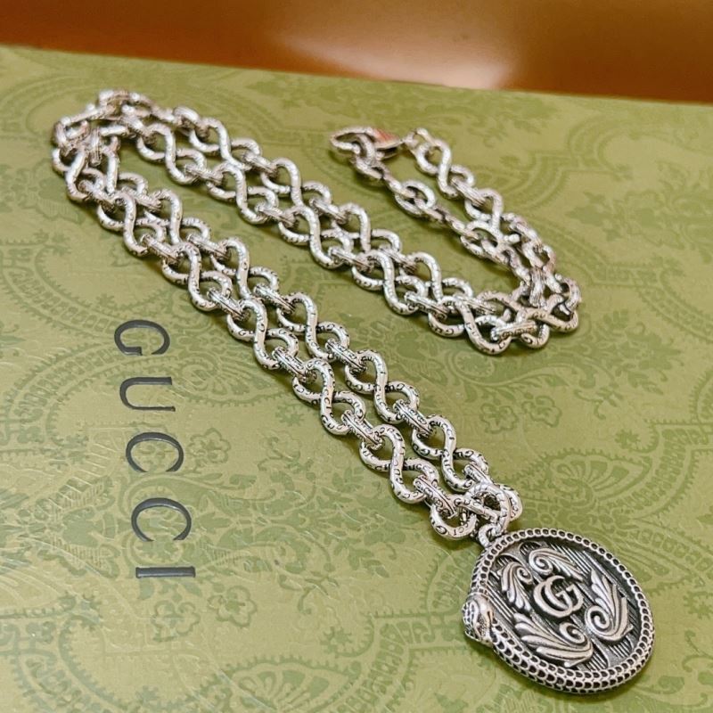 G*u*i necklaces